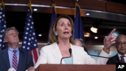លោក​ស្រី Nancy Pelosi អ្នក​ដឹកនាំ​សំឡេង​ភាគតិច​ក្នុង​រដ្ឋ​សភា ក្នុង​សន្និសីទ​សារព័ត៌មាន​មួយ​នៅរដ្ឋធានី​វ៉ាស៊ីនតោន កាល​ពី​ខែ​កក្កដា។