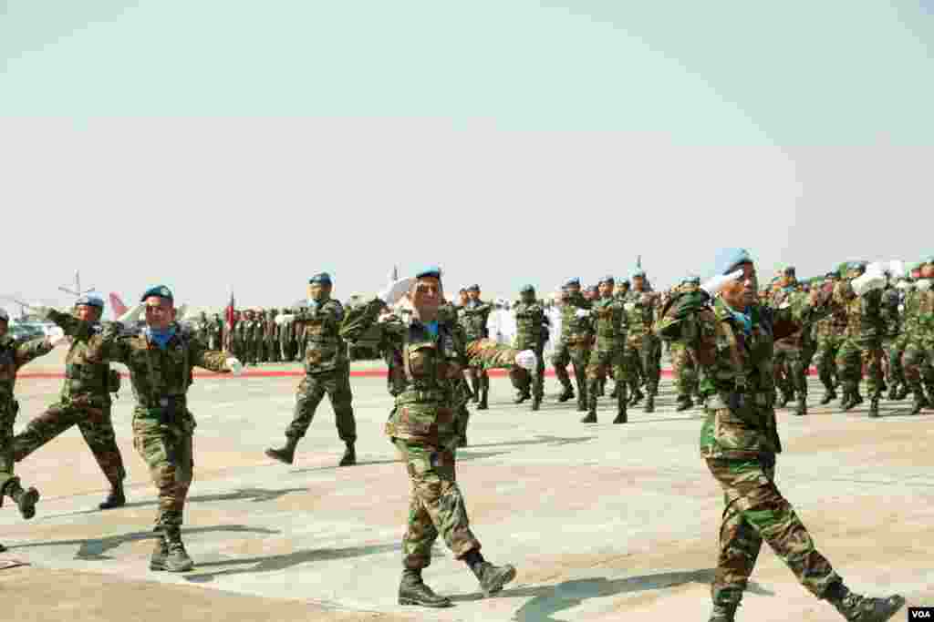 ទិដ្ឋភាព​ទូទៅ​ក្នុង​ពិធី​ជូនដំណើរ​កង​វិស្វកម្ម​លេ​ខ៥៩៤​ ទៅចូល​រួម​បេសក​កម្ម​រក្សា​សន្តិភាព​ក្រោម​ស្លាក​អង្គការ​សហ​ប្រជា​ជាតិ​ ​នៅ​សាធារណរដ្ឋ​អាហ្វ្រិក​កណ្តាល ​​កាល​ពី​ព្រឹក​ថ្ងៃ​សុក្រ​ ទី​០២ ខែ​ វិច្ឆិកា ឆ្នាំ២០១៨ ​នៅ​មូលដ្ឋាន​ទ័ព​អាកាស​ពោធិ៍​ចិន​តុង​ ​រាជធានី​ភ្នំពេញ ប្រទេស​កម្ពុជា។(ទុំ ម្លិះ/VOA)