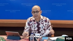 Juru bicara Kementerian Luar Negeri Arrmanatha Nasir dalam jumpa pers di kantornya, Rabu (26/6). (foto: VOA/Fathiyah)