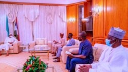 Lokacin da ministan tsaron Najeriya yake yi wa Shugaba Buhari kan hadarin jirgin (Twitter/@BashirAhmaad)