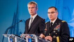 美军欧洲司令部司令斯卡帕洛蒂与北约秘书长出席一个活动（美联社资料图）