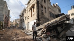 ساکنان اردوگاه پناهندگان «نور شمس» در کرانه غربی در حال بررسی ویرانه های ناشی از حملات اسرائیل.