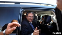 Anggota parlemen sayap kanan Israel Itamar Ben-Gvir memberikan isyarat jempol setelah memberikan suaranya pada hari pemilihan umum Israel di sebuah TPS di Kiryat Arba, sebuah pemukiman Yahudi di Hebron, Tepi Barat yang diduduki Israel, 1 November 2022. REUTERS/Ronen Zvulun