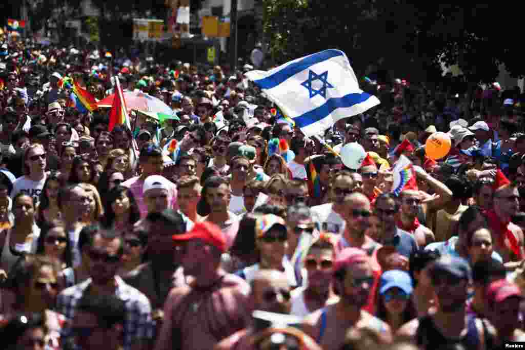 Orang-orang mengambil bagian dalam parade tahunan Gay Pride di Tel Aviv. Ribuan peserta berparade di jalan-jalan&nbsp; kota Israel yang bebas yang telah menjadi pusat wisata gay di Mediterania.