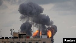 24일 팔레스타인 가자지구의 한 건물에서 이스라엘의 공습으로 화염이 솟아오르고 있다.