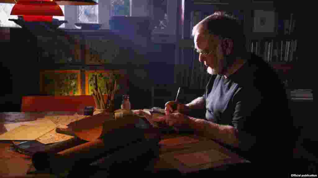 Master calligrapher Mohamed Zakariya practices his art at his home in California (Courtesy of Unity Productions Foundation)