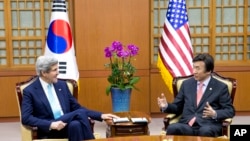 U.S. Secretary of State John Kerry, left, and South Korean Foreign Minister Yun Byung-se, in Seoul, Feb. 13, 2014.