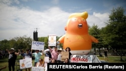 Džinovski balon u obliku bebe Trampa u pelenama kakav je već viđen u Londonu.