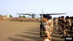 French troops, part of the 3,200-strong Operation Serval contingent in Mali, participate in a Bastille Day parade in the West African nation's capital, Bamako, July 14, 2013. (I. Broadhead/VOA)