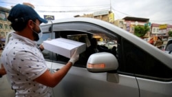 Seorang relawan menerima sumbangan makanan berupa makanan buka puasa pada bulan suci Ramadan di Sanaa, Yaman 22 April 2021. (REUTERS / Nusaibah Aluaalemi)