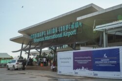 នៅអាកាសយានដ្ឋានអន្តរជាតិក្រុងព្រះសីហនុ ពាក់កណ្តាលខែឧសភា ជើងហោះហើរអន្តរជាតិដែលហោះត្រង់មកពីក្រៅប្រទេសមានយ៉ាងហោចណាស់ពីរជើងក្នុងមួយសប្តាហ៍។ (ខាន់ សុគុំមនោ/VOA)