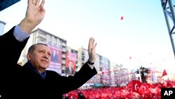 Le président turc Recep Tayyip Erdogan salue la foule à Kahramanmaras, en Turquie, le 17 février 2017.