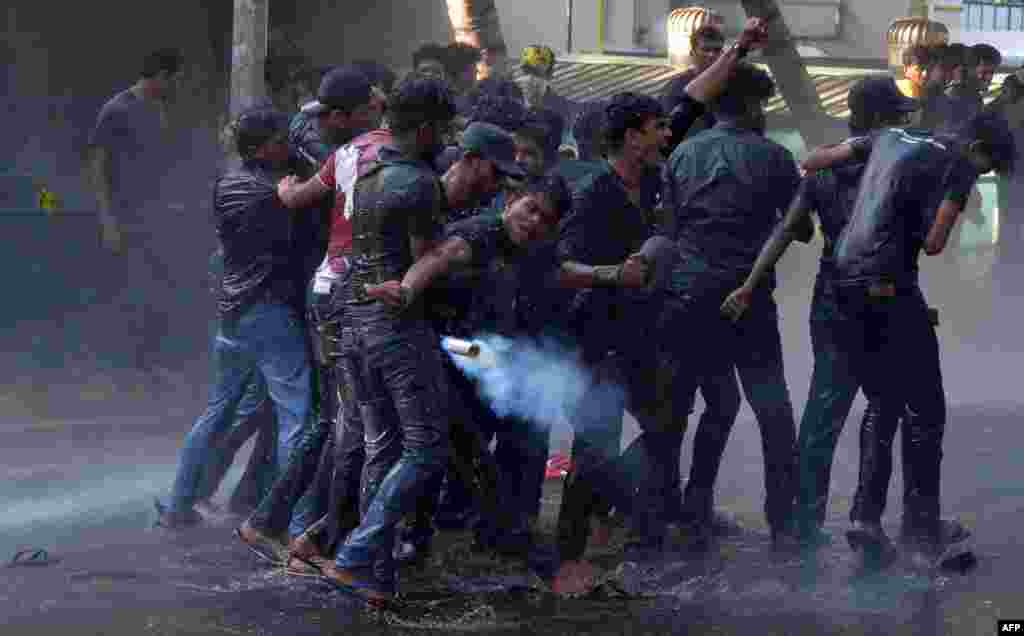 និស្សិត​សញ្ញាបត្រ​ឧត្តម​ថ្នាក់​ខ្ពស់​ស្រី​លង្កា​គប់​កំប៉ុង​ឧស្ម័ន​បង្ហូរ​ទឹកភ្នែក​នៅ​ក្នុង​ការ​ប៉ះទង្គិច​ក្នុងបាតុកម្ម​មួយ​ដែល​តវ៉ា​ទាមទារ​ឲ្យ​មាន​ភាព​ប្រសើរ​នៅ​ក្នុង​សាកលវិទ្យាល័យ​រដ្ឋ​ក្នុងទីក្រុង​កូឡុំបូ ។