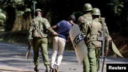 Des policiers arrêtent une étudiant de l'université de Nairobi, au Kenya, le 28 septembre 2017.