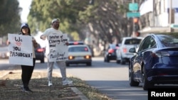 Orang-orang menggalang donasi bagi orang-orang yang terkena dampak kebakaran Eaton di Pasadena, California, 11 Januari 2025 (foto: ilustrasi). 