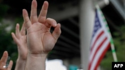 Dalam sebuah foto yang diambil pada 17 Agustus 2019 ini, tampak anggota dari kelompok sayap kanan di Amerika Serikat menunjukkan gestur tangan 'OK' yang mengacu pada supremasi kulit putih dalam sebuah demonstrasi "The End Domestic Terrorism" di Oregon. (Foto: AFP/John Rudoff)