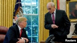 លោក​ប្រធានាធិបតី ដូណាល់ ត្រាំ និយាយ​ជាមួយ​នឹង​នាយ​ខុទ្ទកាល័យ​គឺ​លោក John Kelly នៅ​ក្នុង​សេតវិមាន រដ្ឋធានី​វ៉ាស៊ីនតោន កាលពី​ថ្ងៃទី១០ ខែតុលា ឆ្នាំ២០១៨។