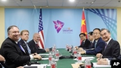 រដ្ឋ​មន្ត្រី​ការ​បរទេស​សហរដ្ឋ​អាមេរិក Mike Pompeo (ឆ្វេង) ជួប​ជាមួយ​រដ្ឋ​មន្ត្រី​ការ​បរទេស​ចិន Wang Yi (ស្ដាំ) នៅ​ក្នុង​កិច្ច​ប្រជុំ​ថ្នាក់​រដ្ឋ​មន្ត្រី​ការបរទេស​អាស៊ាន នៅ​ប្រទេស​សិង្ហបុរី កាល​ពី​ថ្ងៃទី​៣ សីហា ២០១៨។