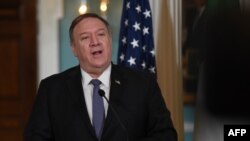 Menteri Luar Negeri AS Mike Pompeo dan Menteri Luar Negeri Nigeria Geoffrey Onyeama (tak tampak di foto) memberikan pernyataan kepada pers, di Washington DC, 4 Februari 2020. (Foto: AFP)