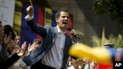 Pemimpin oposisi Venezuela Juan Guaido berbicara di depan pendukungnya di Caracas.