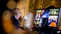 도널드 트럼프 미국 대통령이 크리스마스 이브인 24일 플로리다 마라라고 휴양지에서 해외 파병 미군 장병들과 영상통화를 하고 있다. 