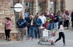 미국 최대 대형할인점 체인인 코스트코(Costco) 앞에서 시민들이 생필품을 사기 위해 줄 서 있다.