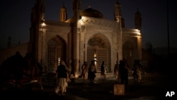 Milisi Taliban mengamankan Masjid Eidgah pasca ledakan di Kabul, Afghanistan, Minggu (3/10). 
