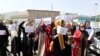 Sejumlah perempuan Afghanistan berdemo menuntut pemerintah Taliban memenuhi hak-hak mereka, di Kabul, Afghanistan, 3 September 2021. 