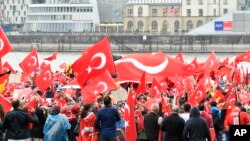 Des immigrés turcs en Allemagne lors d'une manifestation en faveur du président turc Recep Tayyip Erdogan à Cologne, le dimanche 31 juillet 2016