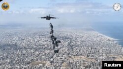 Zrakoplov koji pripada zračnim snagama UAE ispušta humanitarnu pomoć u sklopu operacije "Ptice dobrote" na lokaciju Sjeverne Gaze