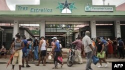 រូបឯកសារ៖ ពលរដ្ឋ​គុយបា​តម្រង់​ជួរ​ទិញ​ម្ហូបអាហារ​​នៅ​​ក្នុង​ហាង​​លក់​ទំនិញ​មួយ​ក្នុង​ទីក្រុង​ឡាហាវ៉ាន ប្រទេស​គុយបា ថ្ងៃទី១៥ ខែកញ្ញា ឆ្នាំ២០២០។ (AFP)