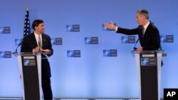 마크 에스퍼 미국 국방장관과 옌스 스톨텐베르그 나토 사무총장이 26일 벨기에 브뤼셀의 나토 본부에서 공동 기자회견을 했다.