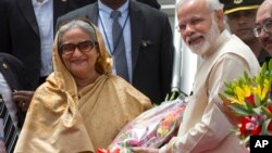 بھارتی وزیر اعظم نریندر مودی اور بنگلہ دیش کی وزیر اعظم شیخ حسینہ ۔ فائل فوٹو اے پی