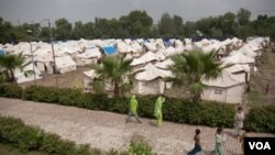 Para korban banjir Pakistan tinggal di tenda-tenda penampungan di luar distrik Nowshera.
