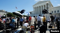 Harabar kotun kolin Amurka inda 'yan jarida suka yi dafifi domin jiran hukumcin kotun akan dokar Donald Trump