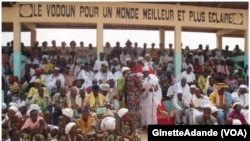 La communauté des gardiens de la tradition et de la religion endogène au Bénin, le 22 février 2018. (VOA/Ginette Fleure Adande)