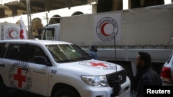 Vozila Međunarodnog crvenog krsta i Crvenog polumeseca sa pomoći viđeni u opkoljenom gradu Duma, Istočna Guta, u Damasku, Sirija, 9. marta 2018.