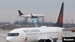 Pesawat Air Canada Boeing 737 MAX 8 dari San Francisco hampir mendarat di Bandara Internasional Toronto Pearson di atas pesawat Air Canada Boeing 737 MAX 8 yang diparkir di Toronto, Ontario, Kanada, 13 Maret 2019. (Foto: REUTERS/Chris Helgren)