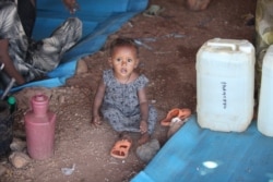 Parents worry small children will grow up traumatized from seeing extreme violence in Ethiopia. Dec. 10, 2020, in the Um Rakouba camp in Sudan. (Mohaned Bilal/VOA)