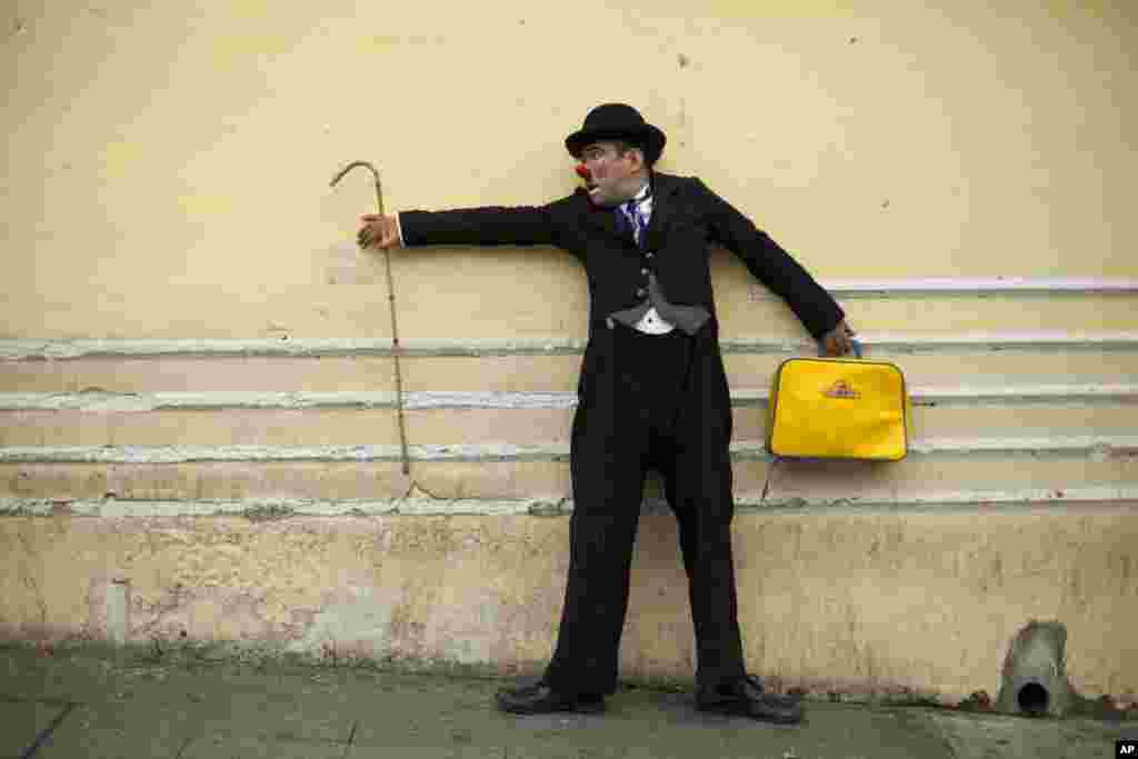 2014年7月29日，在危地马拉城举行的第六届拉丁美洲小丑大会上，一位危地马拉人装扮成卓别林（Charlie Chaplin），在小丑游行中行进。