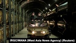 د ایران د پوځ لوی درستیز، تورنجنرال حسین سلامي او د هوایي ځواکونو مشر ، امیر علي حاجیزاده د "توغندیو ښار" په نامه د ځمکې لاندې جوړه شوې د توغندیو ډیپو معاینه کوي. 