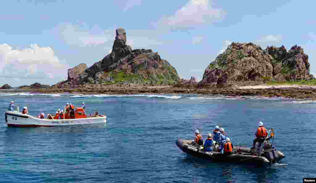 Kapal-kapal milik pemerintah kota Tokyo mengelilingi pulau Minami Kojima/ Nan Xiaodao (2/9).