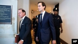 លោក Jared Kushner (រូប​កណ្តាល) និង​លោក​មេធាវី Abbe Lowell (រូប​ឆ្វេង) អញ្ជើញ​ទៅ​ដល់​វិមាន​សភា Capitol Hill ក្នុង​រដ្ឋធានី​វ៉ាស៊ីនតោន​សម្រាប់​ការ​សាកសួរ​របស់​គណៈកម្មាការធិការ​ស៊ើបអង្កេត​របស់​សភា កាលពី​ថ្ងៃទី២៥ ខែកក្កដា ឆ្នាំ២០១៧។