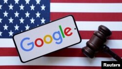 Foto ilustrasi yang menunjukkan logo perusahaan teknologi raksasa Google pada sebuah layar telepon genggam dan Bendera Amerika Serikat serta palu hakim. (Foto: Reuters/Dado Ruvic)