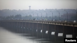 Suasana di salah satu jembatan di sudut ibukota Mali, Bamako, 12 Januari 2013 (REUTERS/Joe Penney). Menurut keterangan dari pemerintah Pantai Gading, Blok negara-negara Afrika Barat (ECOWAS) akan segera mengirimkan bantuan pasukan untuk Mali sebagai bagian dari misi untuk memerangi militan terkait al-Qaida di negara tersebut.