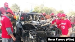 Mobil perwira polisi di Pakistan Baratlaut terlihat hancur akibat menjadi target ledakan bom bunuh diri, Jumat (24/11).