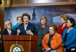 دایان فاینستاین، در کنار جمعی از سناتورهای زن. ۲۴ خرداد ۱۳۹۳