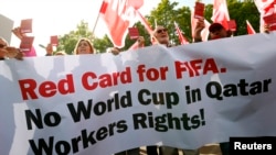 Para aktivis melakukan unjuk rasa di markas FIFA di Zurich, Swiss atas laporan bahwa Qatar tidak memperlakukan buruh migran dalam proyek Piala Dunia secara baik (foto: dok). 