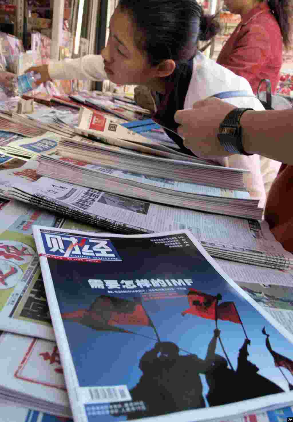 北京报摊上的财经杂志（2009年10月）。1998年胡舒立创办《财经》杂志，并担任主编11年，2009年11月9日从《财经》杂志辞职。