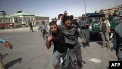 Một người bị thương đang được đưa ra khỏi nơi bị tấn công ở một trạm cảnh sát ở Kabul, ngày 18 tháng 6, 2011